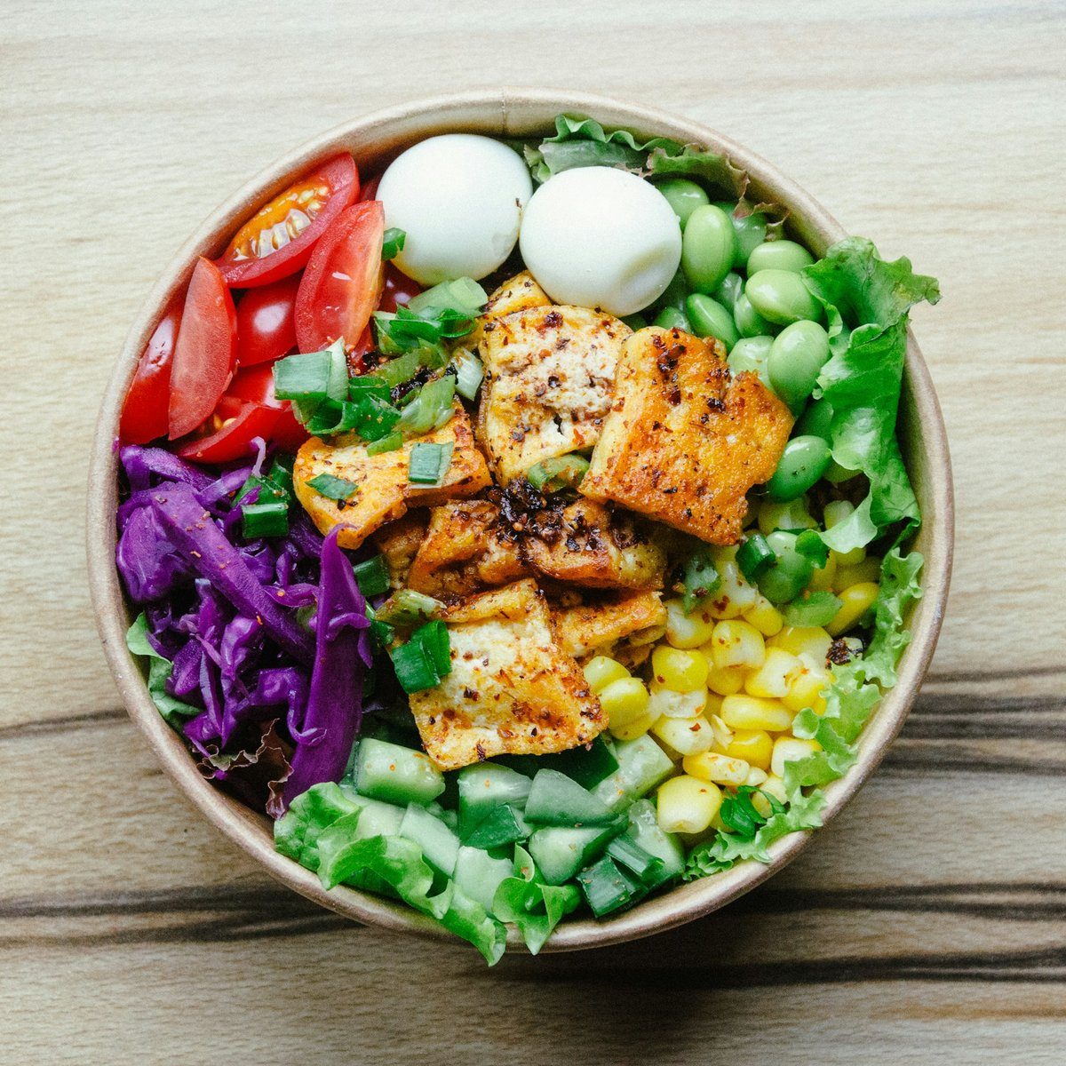 Bol de légumes, tofu grillé et œufs vu du dessus