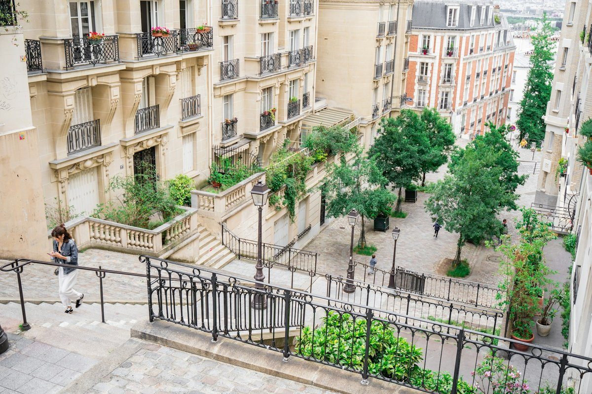 Escaliers et jardins en terrasses sur le flanc d'une butte parisienne