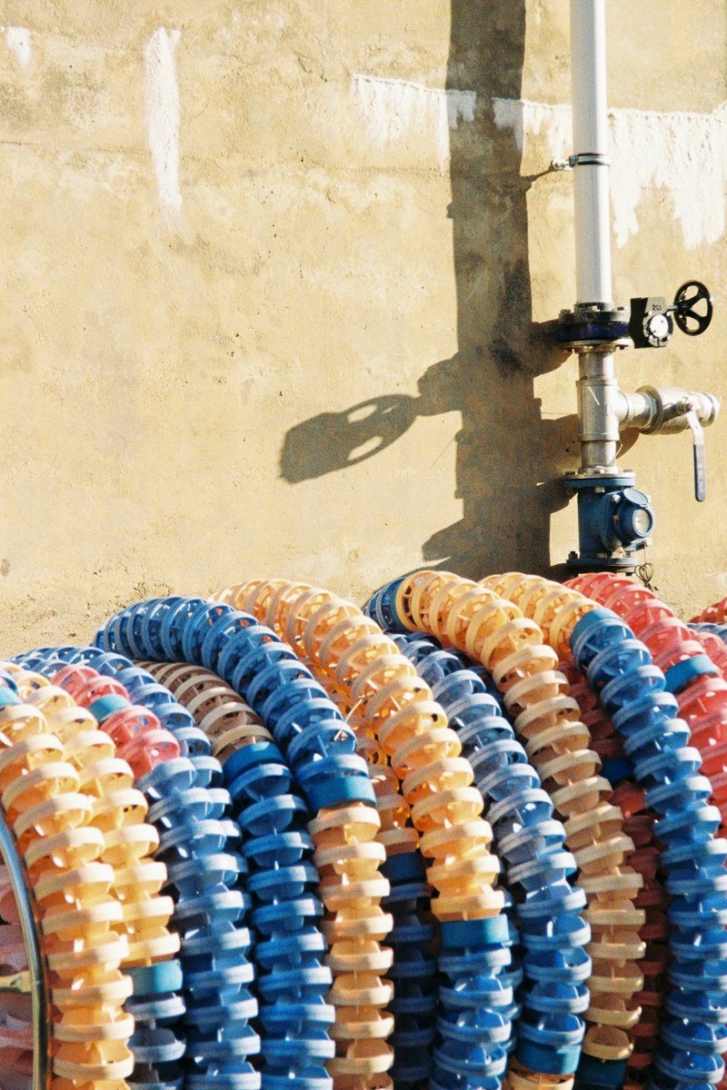 Lignes d'eau enroulées sur leur tambour au bord d'un bassin