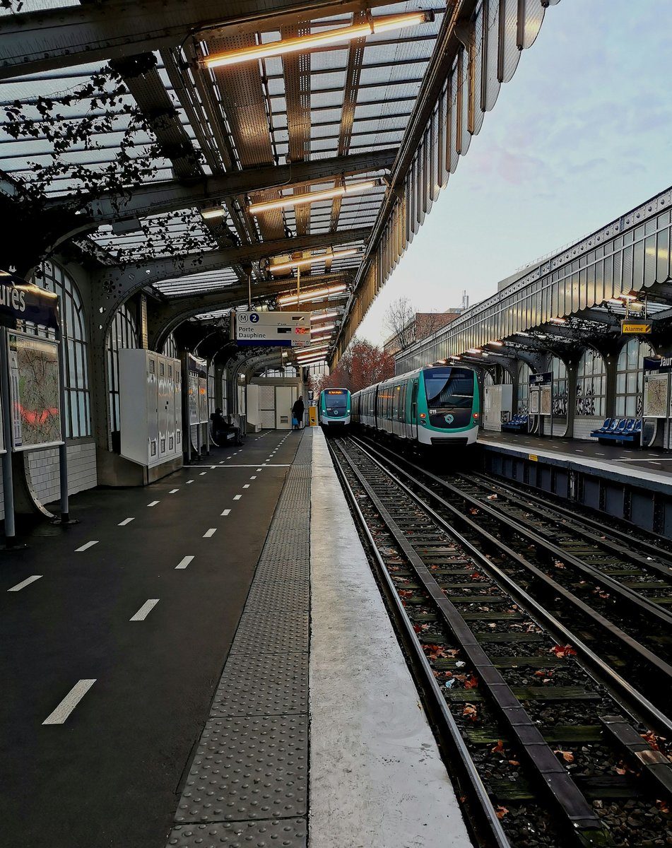 Quai de métro aérien vide sous la verrière